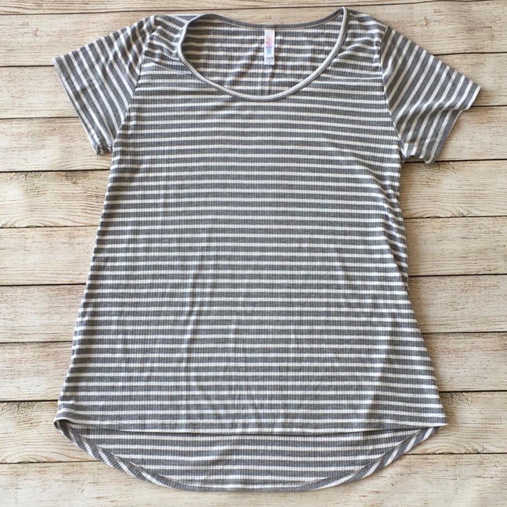 LuLaRoe Classic Tee, Medium